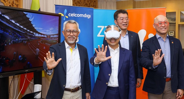 (left to right): Idham Nawawi, CEO, CelcomDigi; Fahmi Fadzil, Minister of Communications; Steven Ge, CEO, ZTE Malaysia; Wong Heang Tuck, CEO, U Mobile